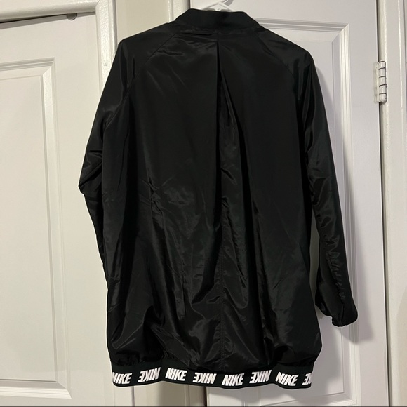 Nike Windbreaker - Picture 3 of 4